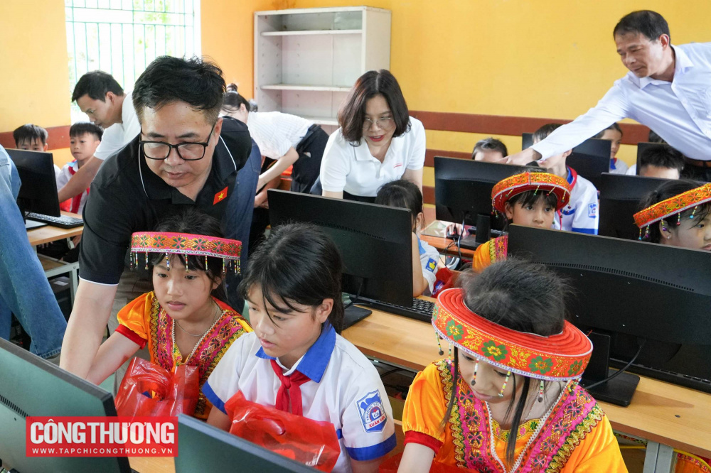 Tạp chí Công Thương và bạn đọc trao tặng 20 bộ máy tính trị giá 211.000.000 đồng cho các em học sinh tại tỉnh Tuyên Quang