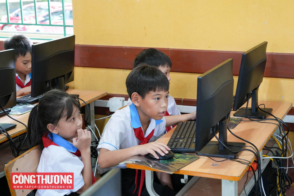 Tạp chí Công Thương và bạn đọc trao tặng 20 bộ máy tính trị giá 211.000.000 đồng cho các em học sinh tại tỉnh Tuyên Quang