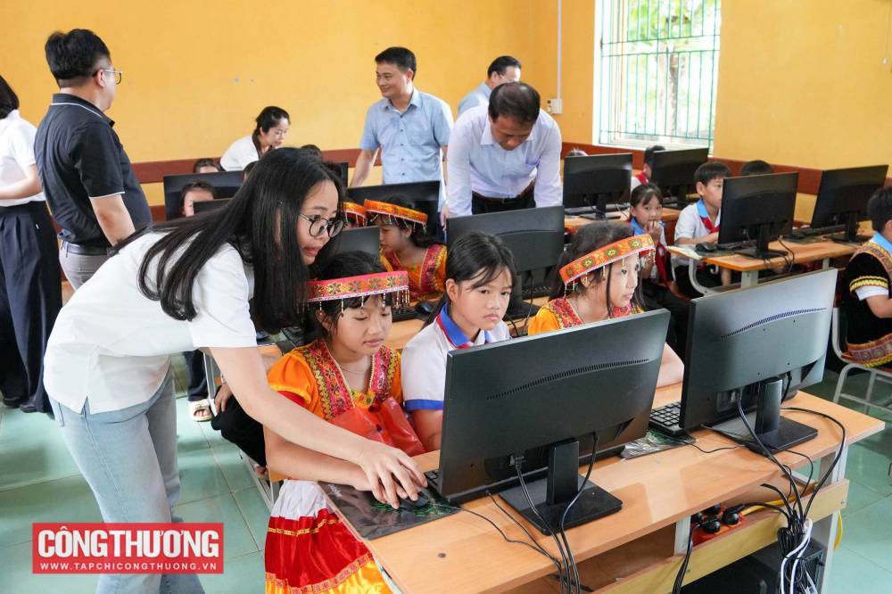 Tạp chí Công Thương và bạn đọc trao tặng 20 bộ máy tính trị giá 211.000.000 đồng cho các em học sinh tại tỉnh Tuyên Quang