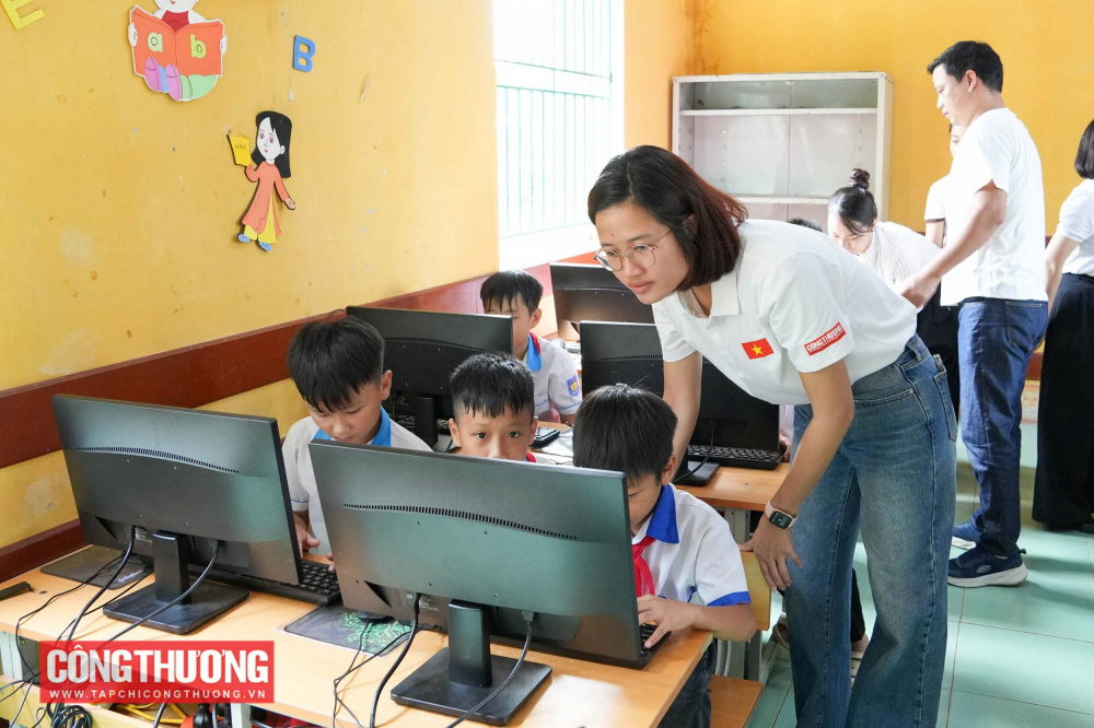 Tạp chí Công Thương và bạn đọc trao tặng 20 bộ máy tính trị giá 211.000.000 đồng cho các em học sinh tại tỉnh Tuyên Quang