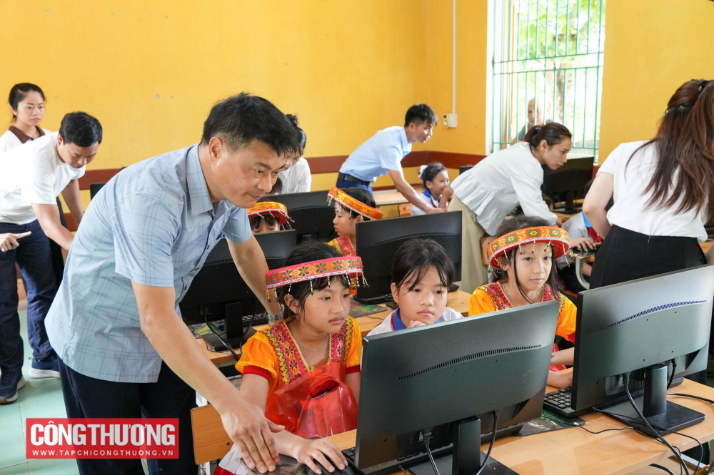 Tạp chí Công Thương và bạn đọc trao tặng 20 bộ máy tính trị giá 211.000.000 đồng cho các em học sinh tại tỉnh Tuyên Quang