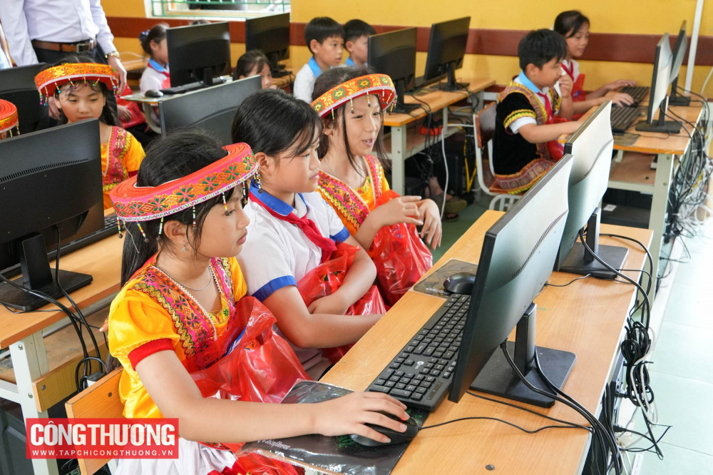 Tạp chí Công Thương và bạn đọc trao tặng 20 bộ máy tính trị giá 211.000.000 đồng cho các em học sinh tại tỉnh Tuyên Quang