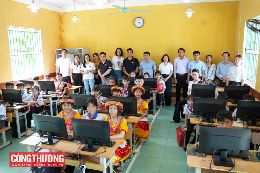 Tạp chí Công Thương và bạn đọc trao tặng 20 bộ máy tính trị giá 211.000.000 đồng cho các em học sinh tại tỉnh Tuyên Quang