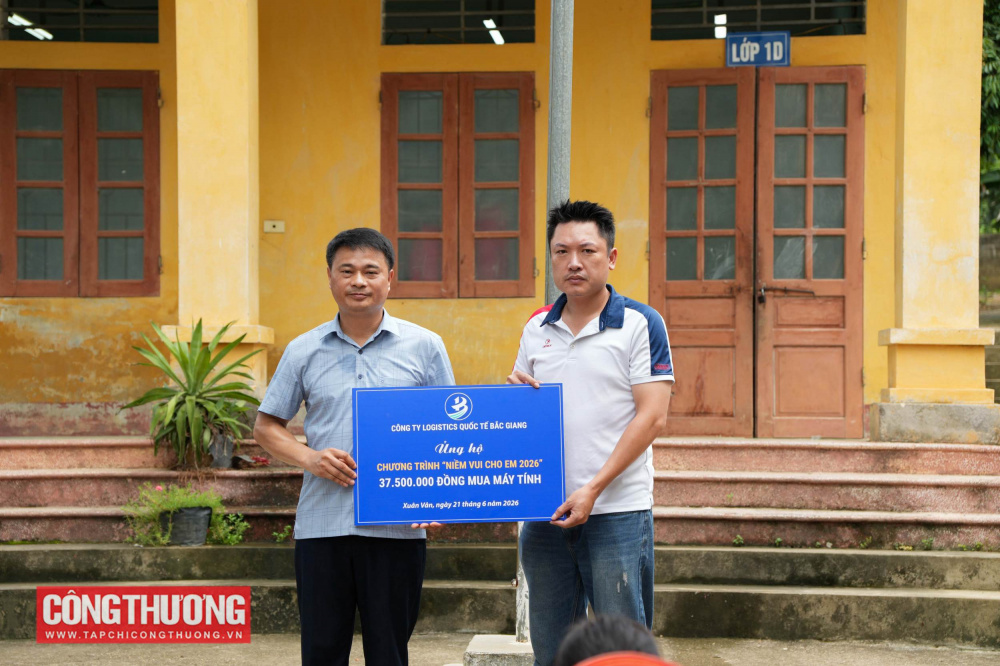 Tạp chí Công Thương và bạn đọc trao tặng 20 bộ máy tính trị giá 211.000.000 đồng cho các em học sinh tại tỉnh Tuyên Quang