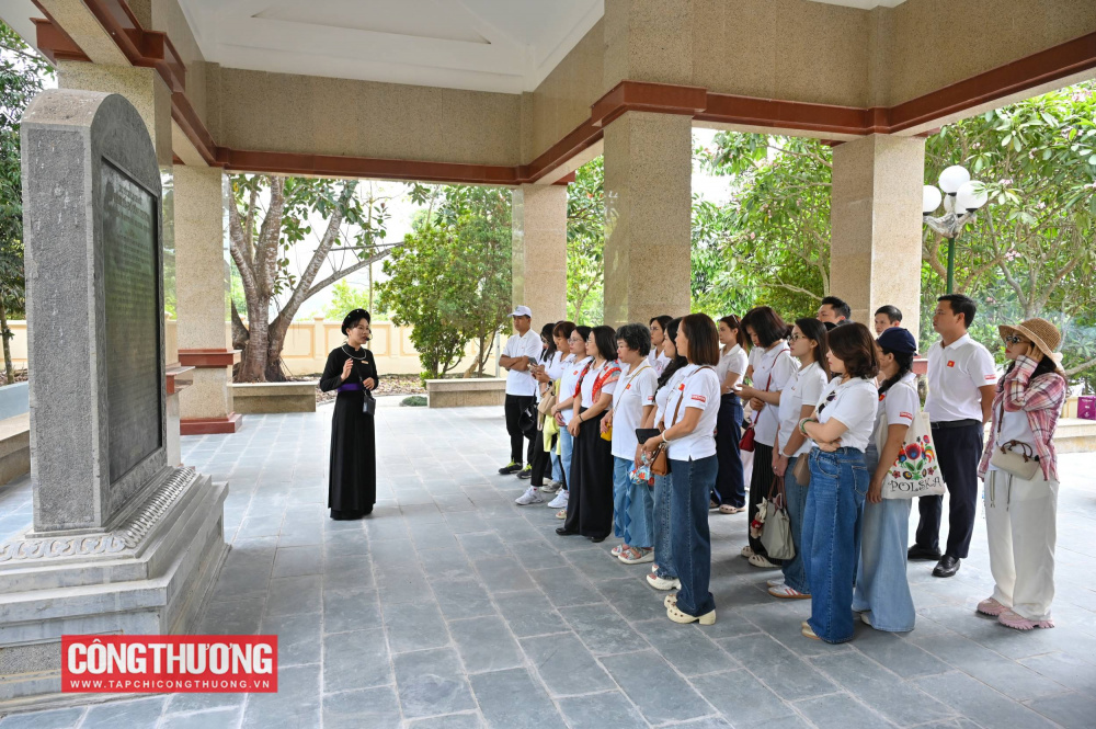 Tạp chí Công Thương đã tổ chức chương trình “Về nguồn” tại Tân Trào, Tuyên Quang