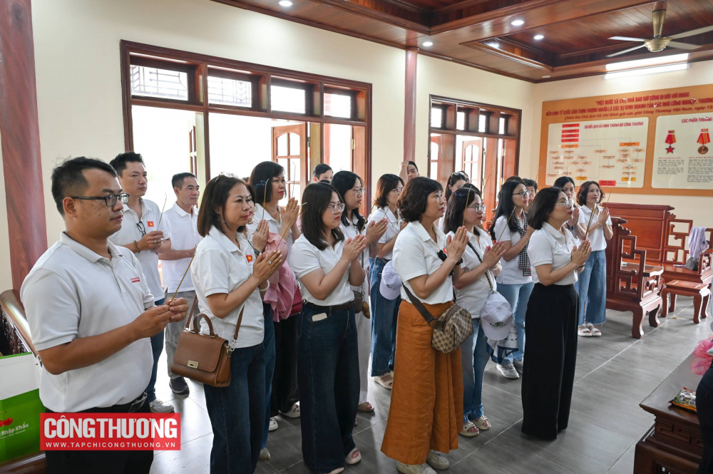 Tập thể Tạp chí Công Thương dâng hương tại Khu di tích lịch sử Bộ Công Thương
