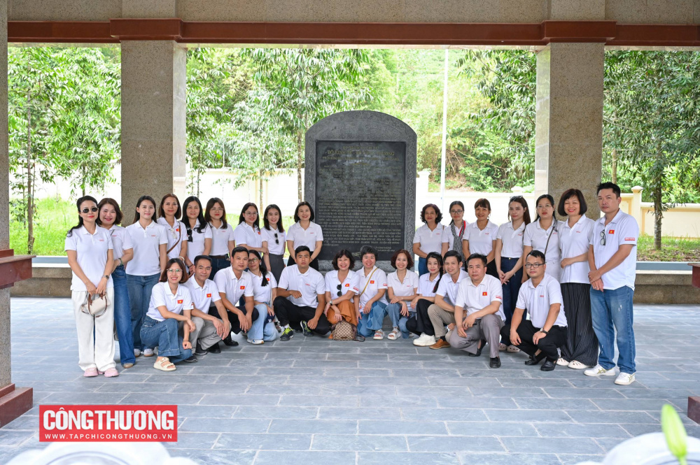 Tập thể Tạp chí Công Thương dâng hương tại Khu di tích lịch sử Bộ Công Thương