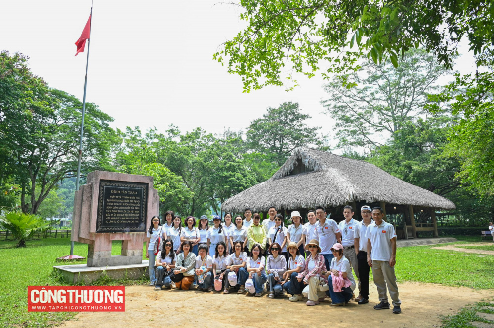 Thăm Đình Tân Trào - nơi diễn ra Quốc dân Đại hội ngày 16-17/8/1945, thông qua chủ trương tổng khởi nghĩa giành chính quyền của Đảng và 10 chính sách lớn của Việt Nam, bầu ra Ủy ban Dân tộc Giải phóng Việt Nam (tức Chính phủ lầm thời) do Lãnh tụ Hồ Chí Minh làm Chủ tịch.