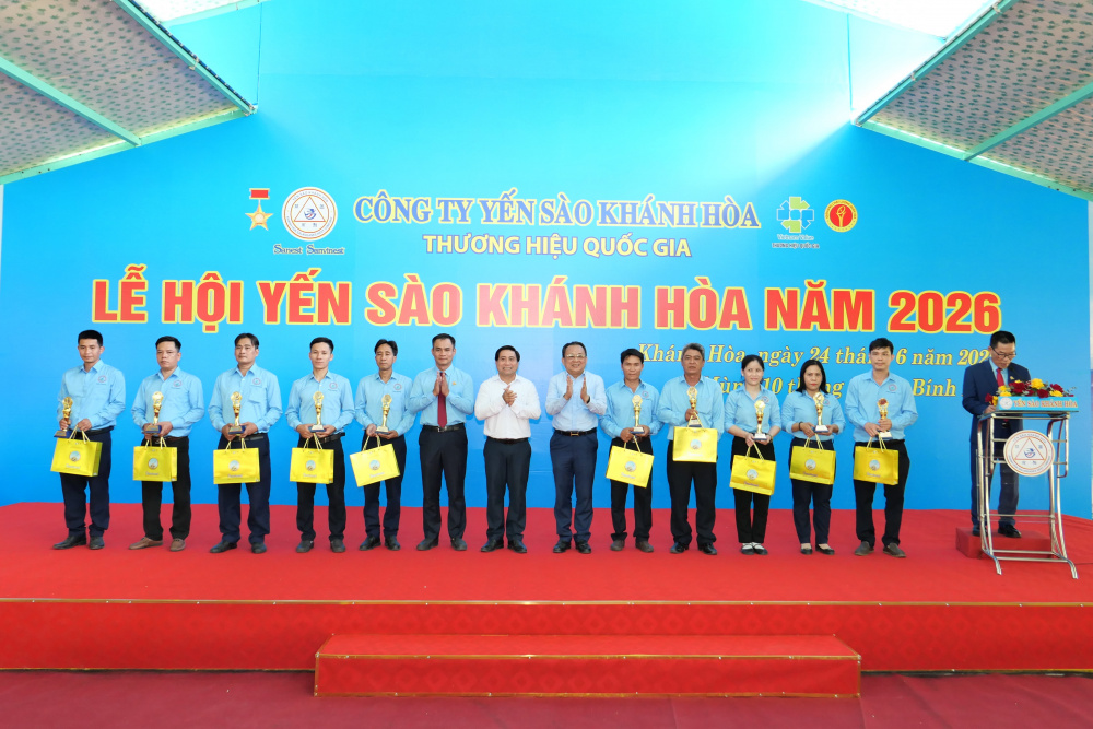 Lãnh đạo HĐND tỉnh, nguyên lãnh đạo UBND tỉnh và công ty trao thưởng cho các cá nhân có thành tích xuất sắc.