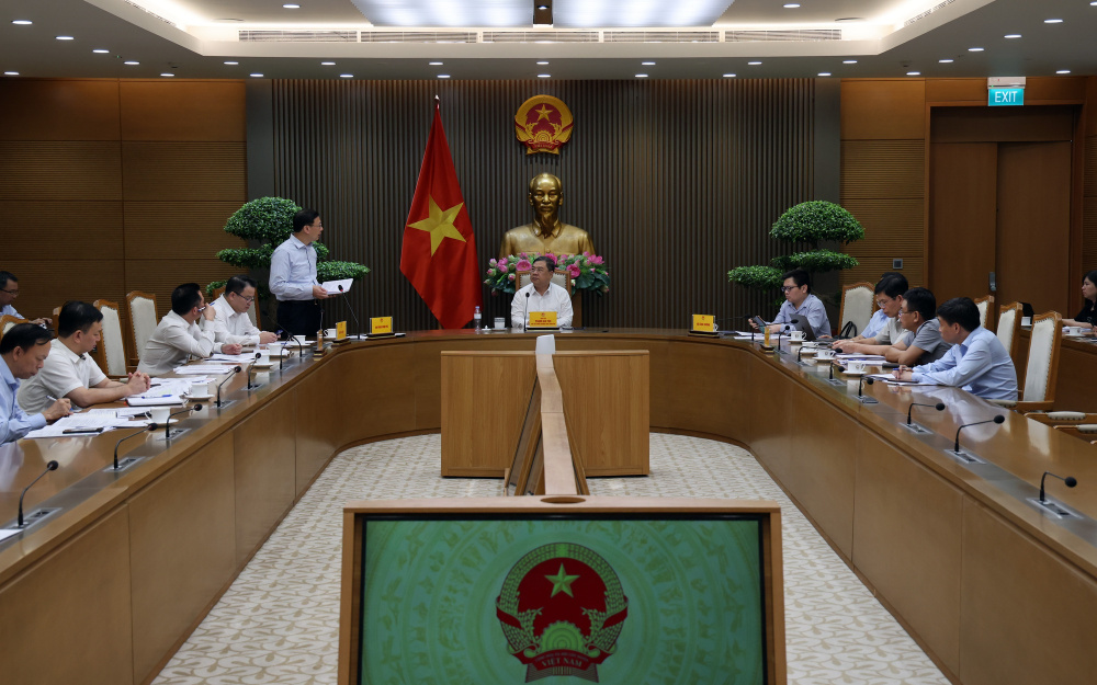 Phó Thủ tướng Thường trực Phạm Gia Túc nghe báo cáo tại cuộc họp - Ảnh: VGP/Phương Nguyên