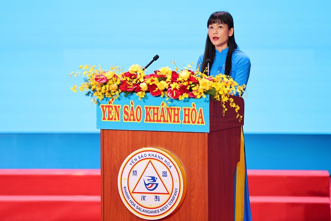  Bà Trịnh Thị Hồng Vân, Chủ tịch Hội đồng thành viên Công ty phát biểu tri ân khách hàng
