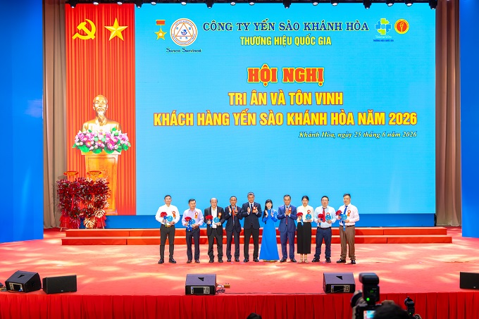 Tặng bảng vàng ghi danh cho 6 Nhà phân phối đại diện cho các đơn vị nhập khẩu trên thị trường quốc tế đến từ các nước Mỹ, Úc, Hongkong, Trung Quốc