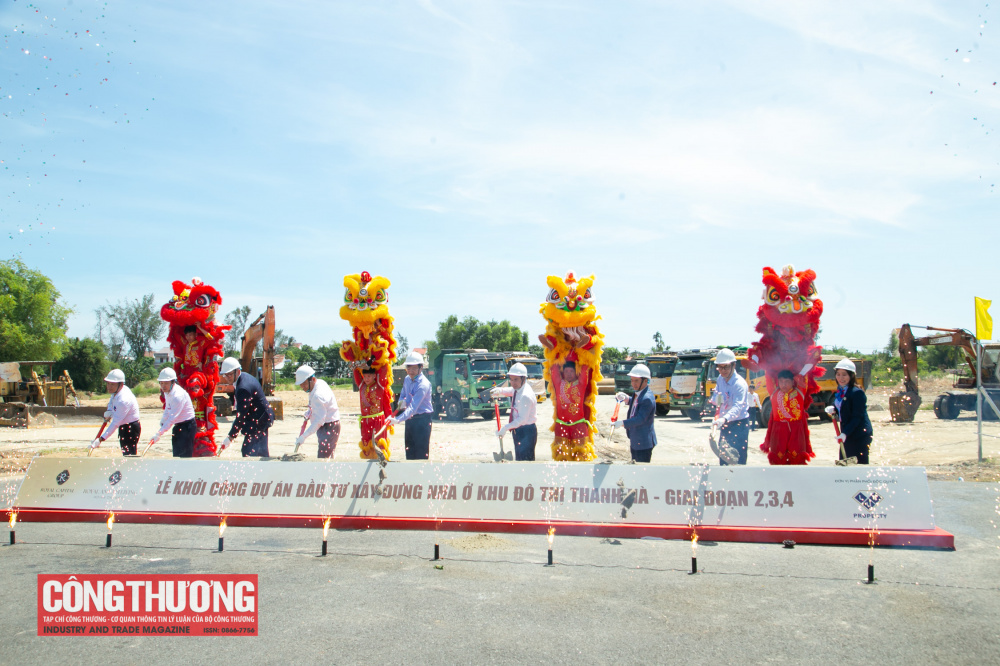 Các đại biểu thực hiện nghi thức khởi công dự án