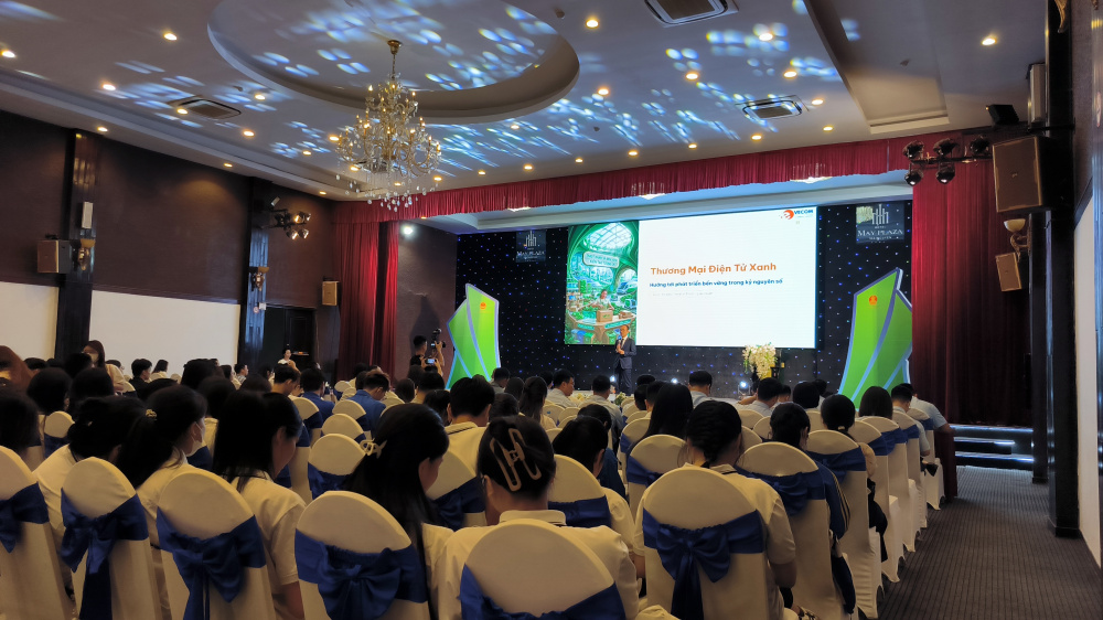 Đại diện AccessTrade chia sẻ về phát triển thương mại điện tử xanh hướng tới phát triển bền vững trong kỷ nguyên số tại Chương trình "Thúc đẩy phát triển thương mại điện tử khu vực phía Bắc" tại Thái Nguyên