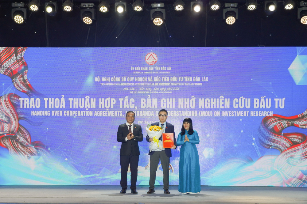 UBND tỉnh Đắk Lắk trao Bản ghi nhớ nghiên cứu đầu tư cho đại diện Tập đoàn Central Retail Việt Nam.