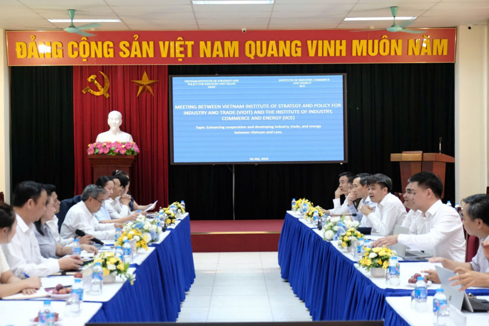 TS. Nguyễn Văn Hội - Viện trưởng Viện Nghiên cứu Chiến lược, Chính sách Công Thương và TS. Anousak Phongsavath - Viện trưởng Viện Công nghiệp, Thương mại và Năng lượng Lào đồng chủ trì buổi làm việc