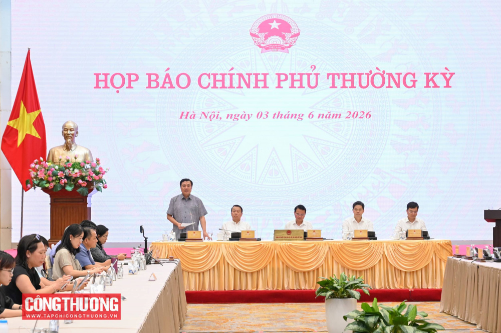 Thứ trưởng khẳng định toàn bộ các công đoạn đưa sản phẩm đến tay người tiêu dùng đều phải được kiểm tra, kiểm soát, từ sản xuất, phối trộn, phân phối, lưu thông đến kinh doanh tại cửa hàng bán lẻ