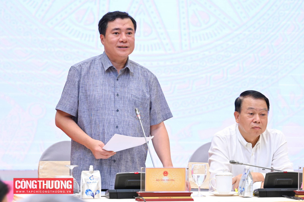 Thứ trưởng khẳng định toàn bộ các công đoạn đưa sản phẩm đến tay người tiêu dùng đều phải được kiểm tra, kiểm soát, từ sản xuất, phối trộn, phân phối, lưu thông đến kinh doanh tại cửa hàng bán lẻ