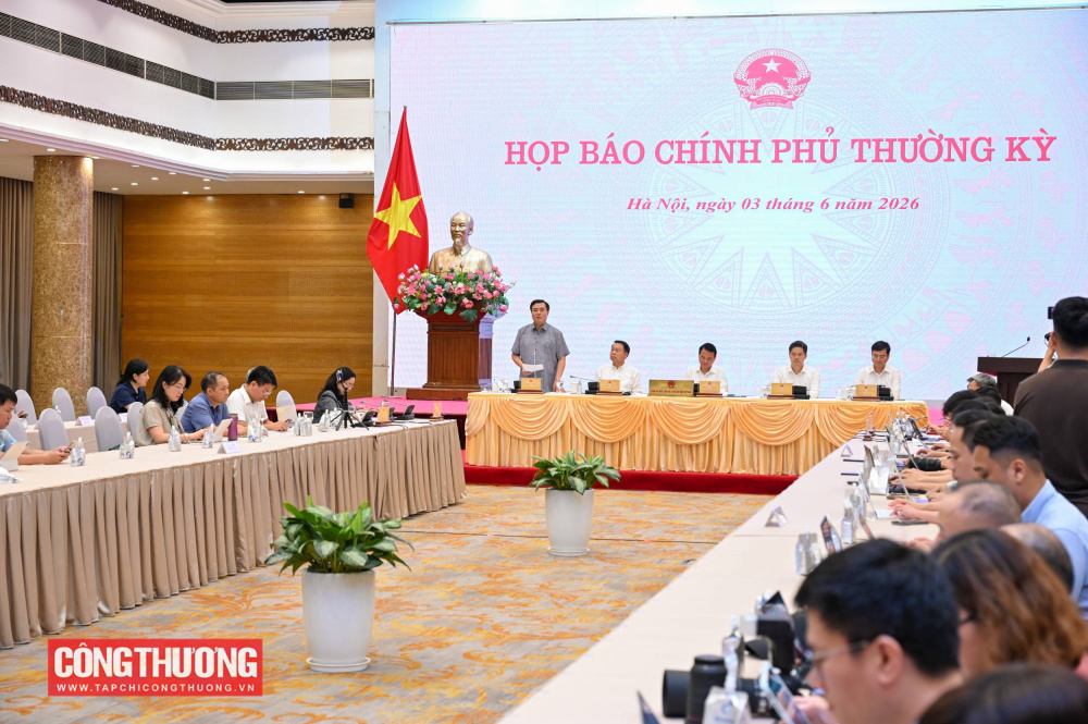 Thứ trưởng khẳng định toàn bộ các công đoạn đưa sản phẩm đến tay người tiêu dùng đều phải được kiểm tra, kiểm soát, từ sản xuất, phối trộn, phân phối, lưu thông đến kinh doanh tại cửa hàng bán lẻ