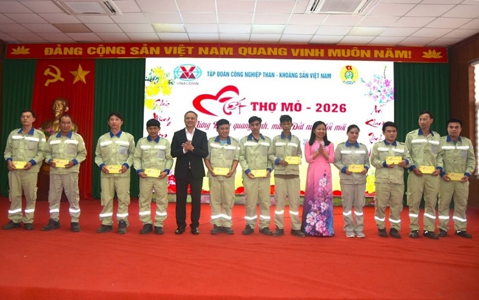 Ban lãnh đạo Công ty Nhôm Đắk Nông thăm hỏi, động viên người lao động dịp  Tết Thợ Mỏ 2026: Mỗi kỹ sư, công nhân, người lao động tại công ty chính là những “người dân” gần nhất, luôn được Đảng bộ Công ty chăm lo, hỗ trợ, tạo điều kiện tối đa để yên tâm công tác.