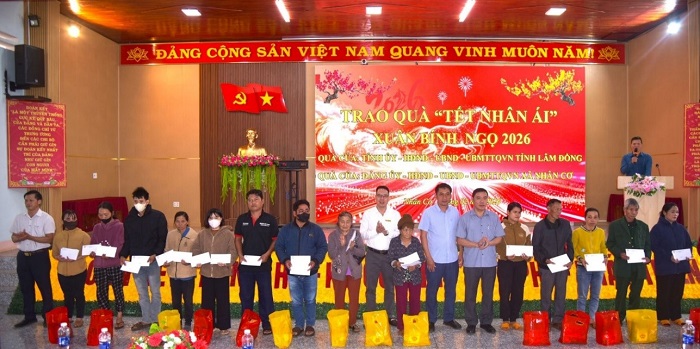 Cán bộ, đảng viên Công ty Nhôm Đắk Nông trao quà cho các gia đình chính sách tại xã Nhân Cơ, nhân dịp Tết Nguyên đán Bính Ngọ 2026: tình cảm giữa Đảng và  Nhân dân được củng cố ngày càng bền chặt, góp phần khơi dậy nội lực phát triển đất nước và địa phương trong kỷ nguyên mới.