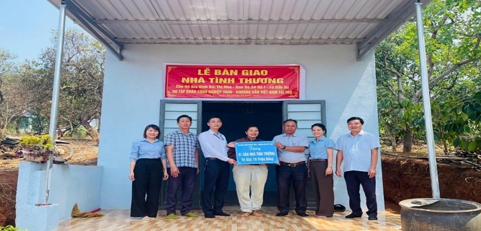 Dân là gốc Đại diện Công ty Nhôm Đắk Nông - TKV bàn giao Nhà tình thương cho gia đình có hoàn cảnh khó khăn tại địa phương.