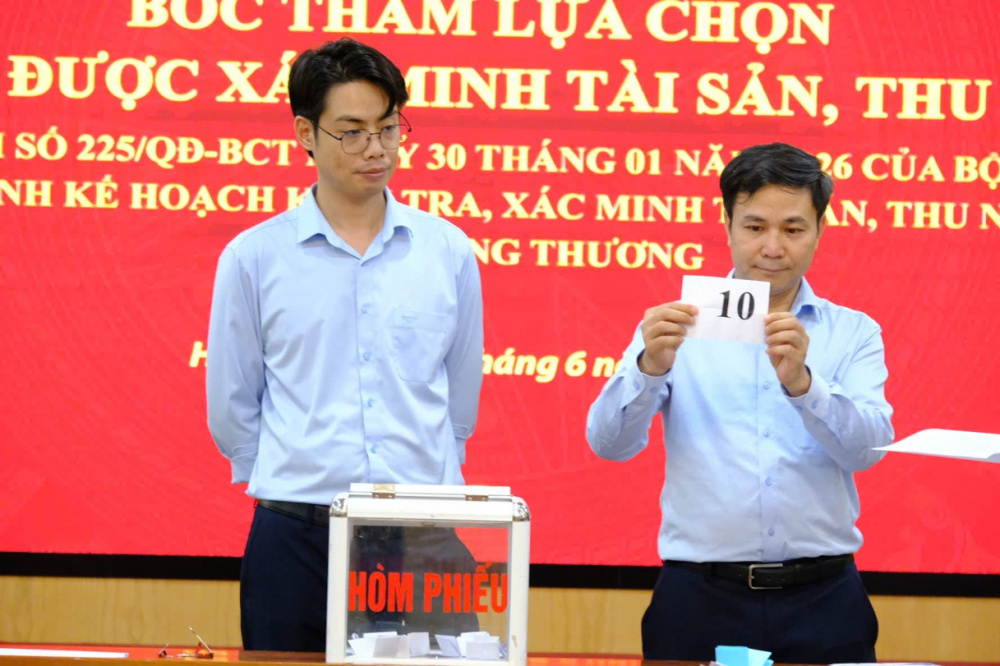 Các đơn vị lần lượt tham gia bốc thăm theo danh sách và công bố kết quả tại hội nghị.