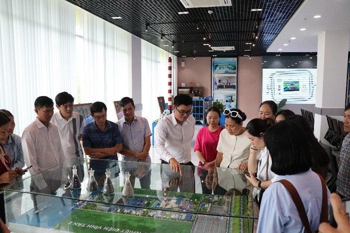 Đoàn tham quan tại Phòng quan hệ cộng đồng của Công ty Nhiệt điện Vĩnh tân