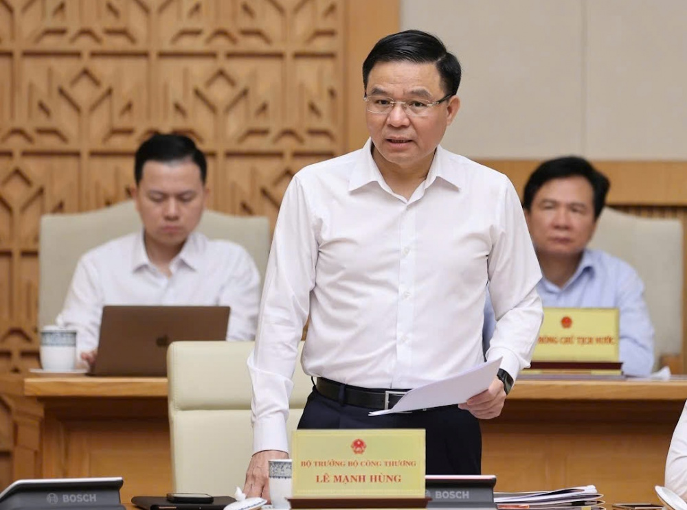 Bộ trưởng Bộ Công Thương Lê Mạnh Hùng cho biết, dự báo từ nay đến cuối năm, đặc biệt trong 7 tháng còn lại, áp lực đối với hệ thống điện vẫn tiếp tục gia tăng - Ảnh: VGP