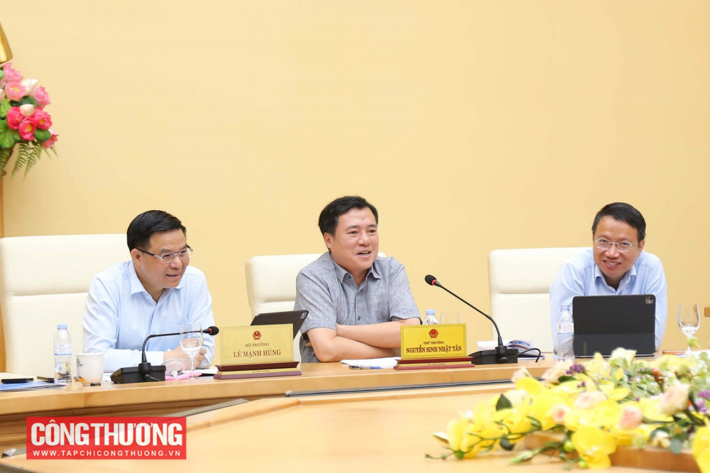 Bộ trưởng Bộ Công Thương Lê Mạnh Hùng chủ trì cuộc làm việc với Vụ Chính sách thương mại đa biên và Văn phòng Ban chỉ đạo liên ngành về hội nhập quốc tế về kinh tế