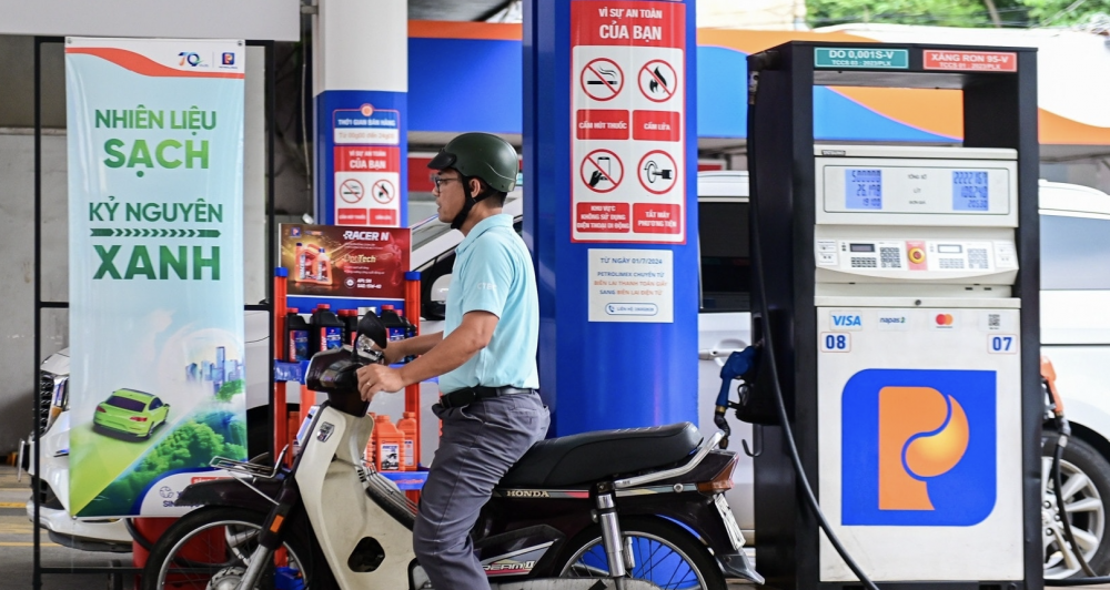 Cục Quản lý và Phát triển thị trường trong nước yêu cầu các thương nhân đầu mối kinh doanh xăng dầu và thương nhân phân phối xăng dầu thực hiện nghiêm các quy định về phối trộn, cung ứng xăng sinh học, bảo đảm nguồn hàng phục vụ nhu cầu tiêu dùng và sản xuất.