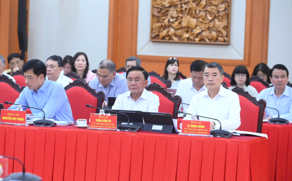 Thủ tướng Chính phủ Lê Minh Hưng, đồng chí Thường trực Ban Bí thư Trần Cẩm Tú và các đại biểu tham dự Phiên họp.