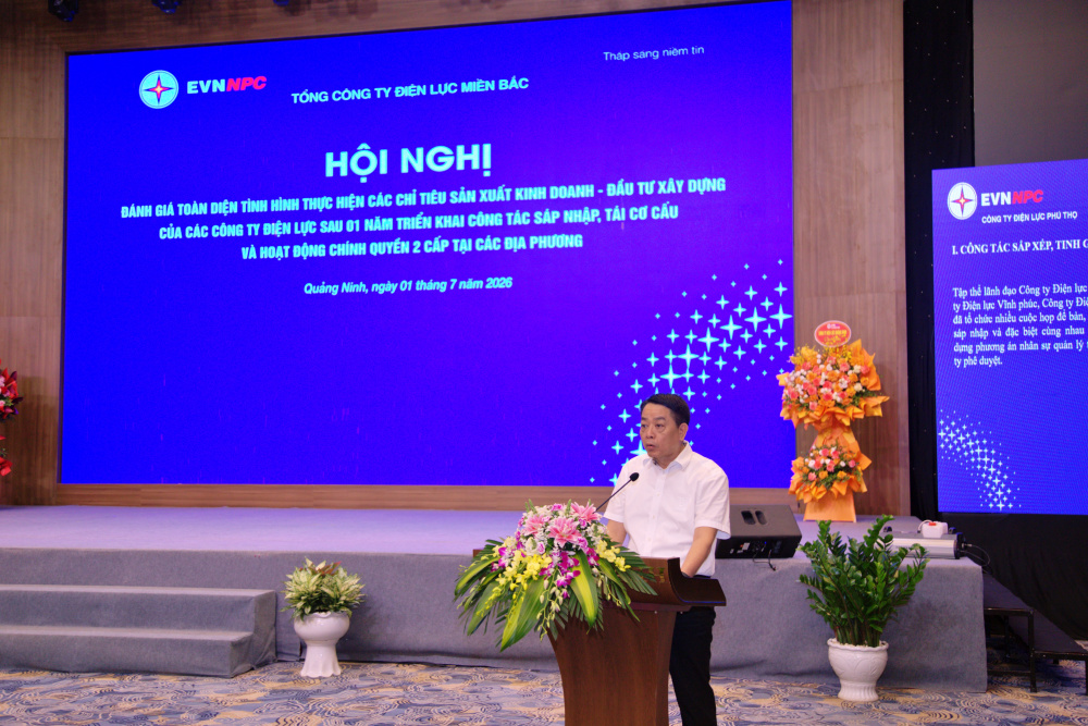 Ông Đặng Văn Khánh- Giám đốc Công ty Điện lực Phú Thọ tham luận tại hội nghị