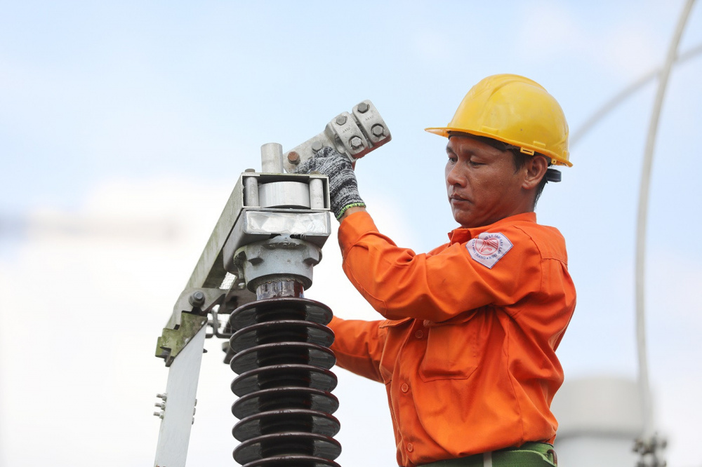 Nghị định số 278/2026/NĐ-CP làm rõ trách nhiệm của Tập đoàn Điện lực Việt Nam trong từng trường hợp điều chỉnh giá bán lẻ điện, đồng thời tăng cường vai trò kiểm tra, giám sát của Bộ Công Thương từ khâu xây dựng phương án đến kiểm tra chi phí thực tế hằng năm - Ảnh: Hoàng Giám/KTMT