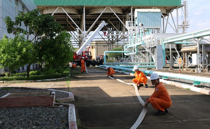 Đội xung kích tổ chức bơm thoát nước các hồm cáp