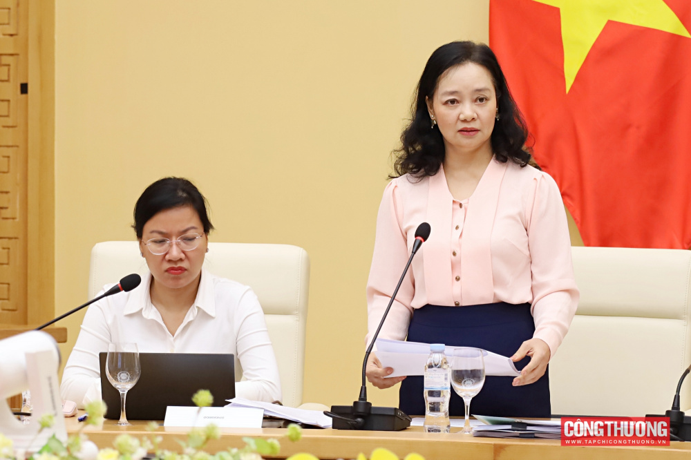 Bà Nguyễn Thị Lâm Giang - Cục trưởng Cục Đổi mới sáng tạo, Chuyển đổi xanh và Khuyến công báo cáo tại hội nghị