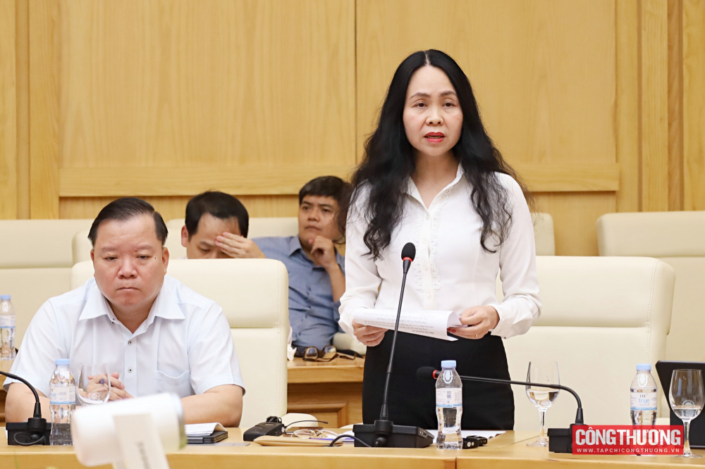 Bà Lê Hoàng Oanh - Cục trưởng Cục Thương mại điện tử và Kinh tế số 
