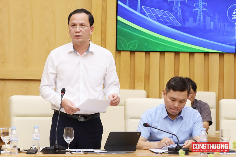 Đại diện các doanh nghiệp, trường đại học phát biểu