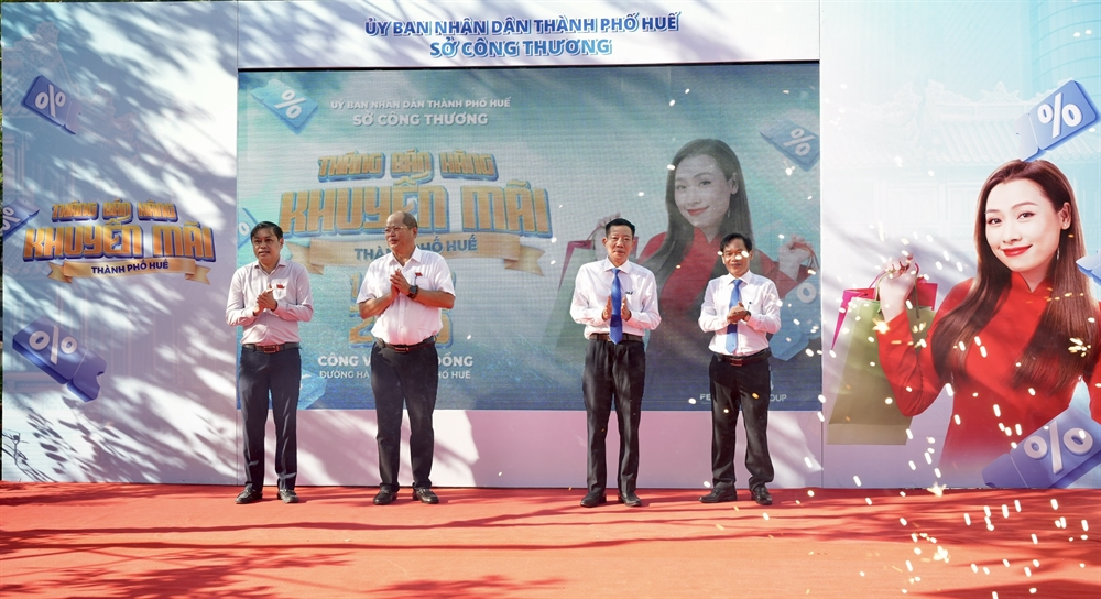 Lãnh đạo thành phố Huế thực hiện nghi thức ấn nút phát động chương trình Tháng bán hàng khuyến mại