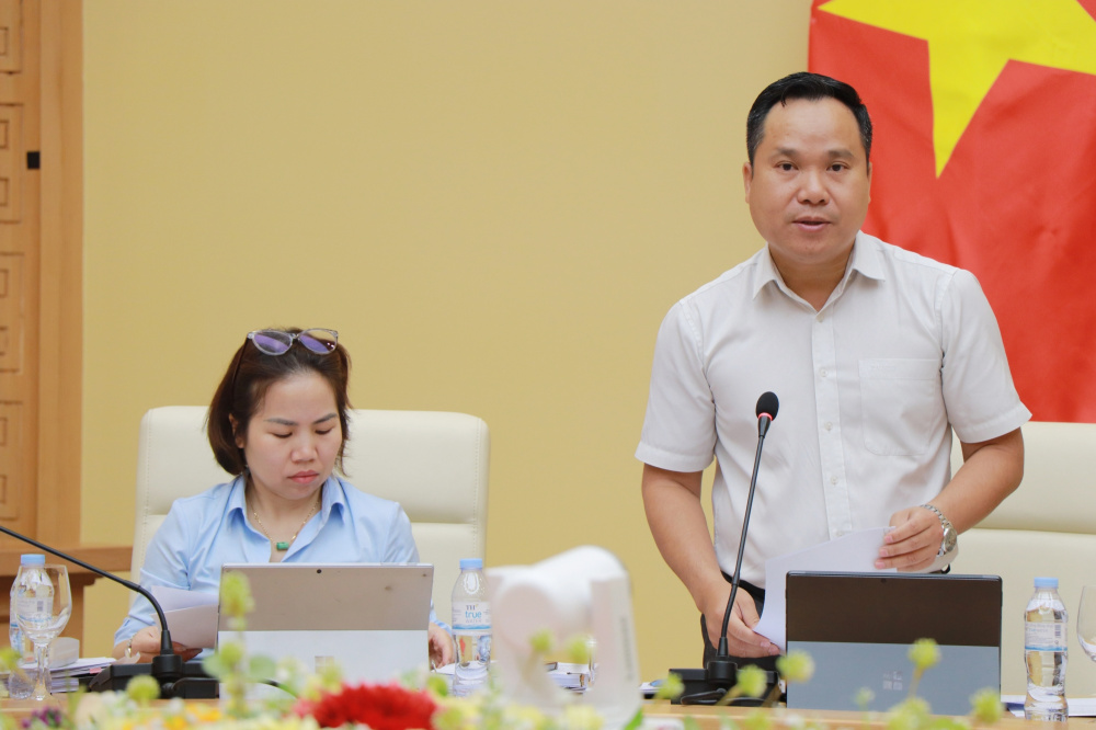 Phó Vụ trưởng Vụ Dầu khí và Than Trịnh Đức Duy trình bày báo cáo tổng hợp về thực hiện các Nghị quyết trong Quý II năm 2026