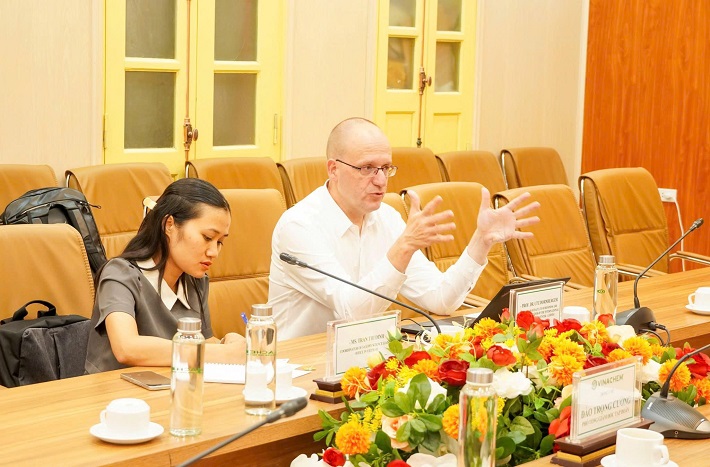 hợp tác 2