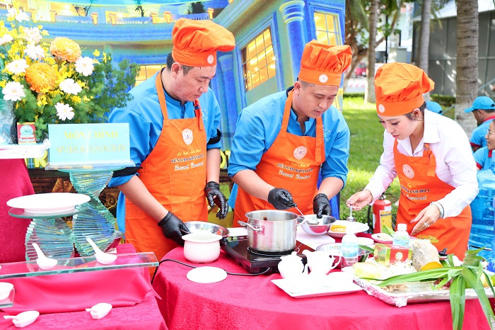 Các đội thi tranh tài, chế biến món ăn trong hội thi Lễ hội Ẩm thực Yến sào Khánh Hòa