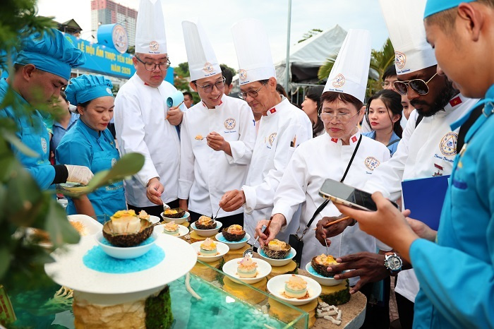 Ban giám khảo chấm thi