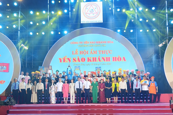 Các đại biểu chụp ảnh lưu niệm với các đội tham dự lễ hội ẩm thực.