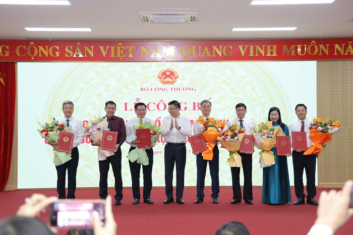PGS.TS Đinh Văn Châu - Hiệu trưởng Trường Đại học Điện Lực (thứ 3 từ trái sang) nhận quyết định bổ nhiệm.