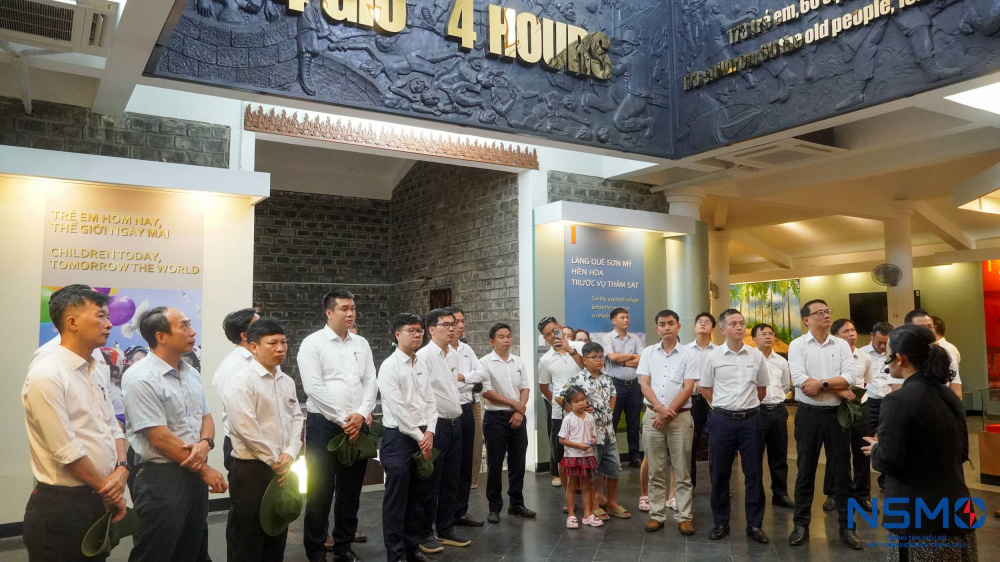 Tham quan Nhà trưng bày, các nền nhà cũ và hầm trú ẩn tại Khu chứng tích Sơn Mỹ