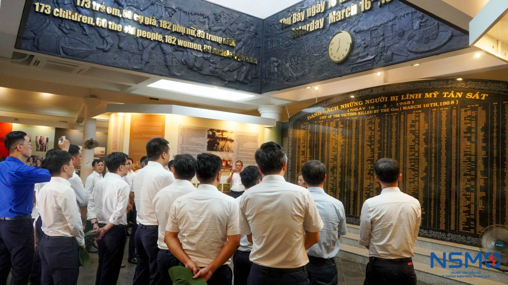 Tham quan Nhà trưng bày, các nền nhà cũ và hầm trú ẩn tại Khu chứng tích Sơn Mỹ
