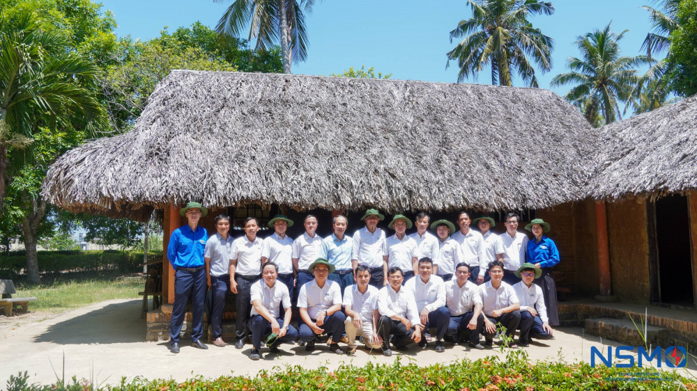 Tham quan Nhà trưng bày, các nền nhà cũ và hầm trú ẩn tại Khu chứng tích Sơn Mỹ