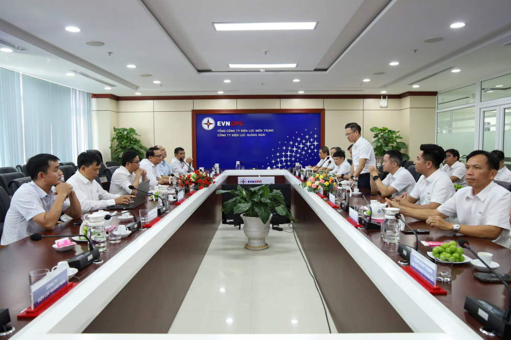 Đoàn CSO cũng đến thăm và làm việc tại trụ sở Công ty Điện lực Quảng Ngãi, trao đổi về công tác chuyên môn, chia sẻ kinh nghiệm trong quá trình thực hiện nhiệm vụ, đồng thời tăng cường mối quan hệ phối hợp, gắn bó giữa hai đơn vị