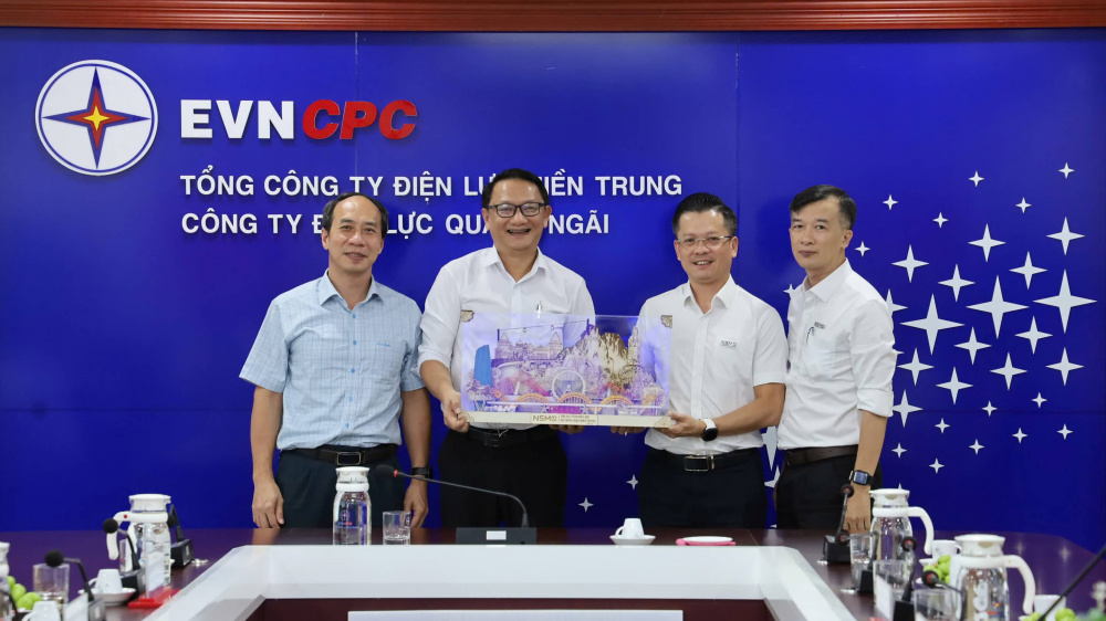 Nhân dịp này, lãnh đạo hai đơn vị đã trao tặng quà lưu niệm, thể hiện tinh thần đoàn kết, gắn bó và quyết tâm tiếp tục đồng hành trong quá trình thực hiện nhiệm vụ.